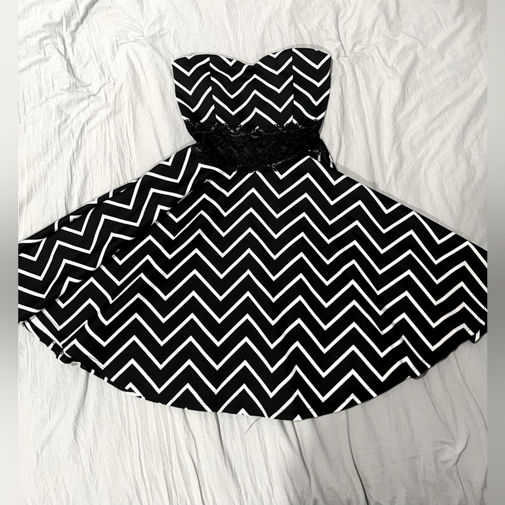 strapless black and white wild daisy above the knee length dress